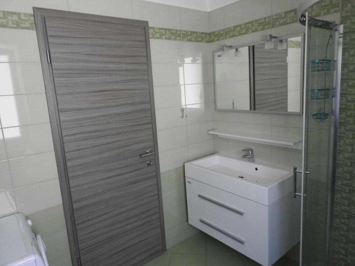 Pocitniska Hisa Guest House Dobravlje ภายนอก รูปภาพ