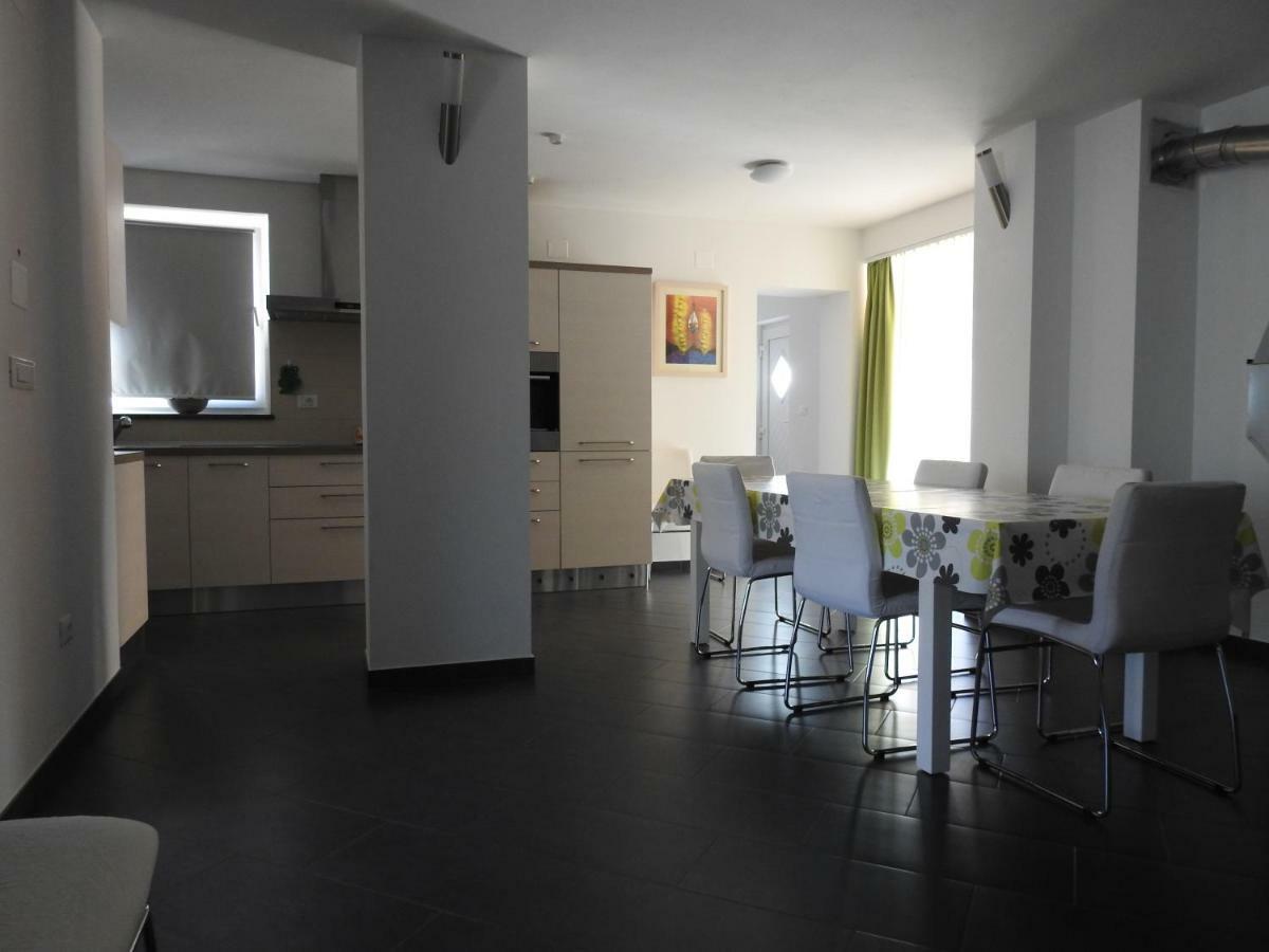 Pocitniska Hisa Guest House Dobravlje ภายนอก รูปภาพ
