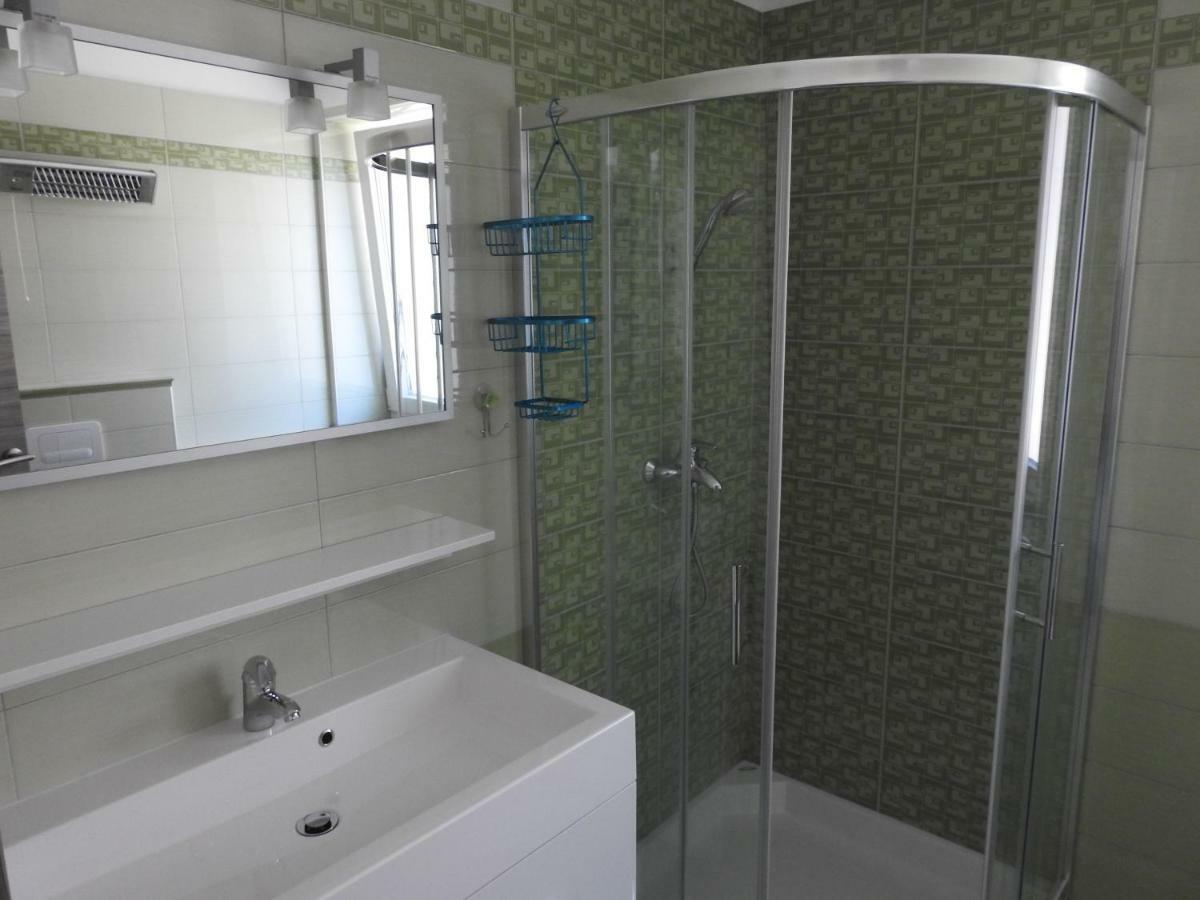 Pocitniska Hisa Guest House Dobravlje ภายนอก รูปภาพ
