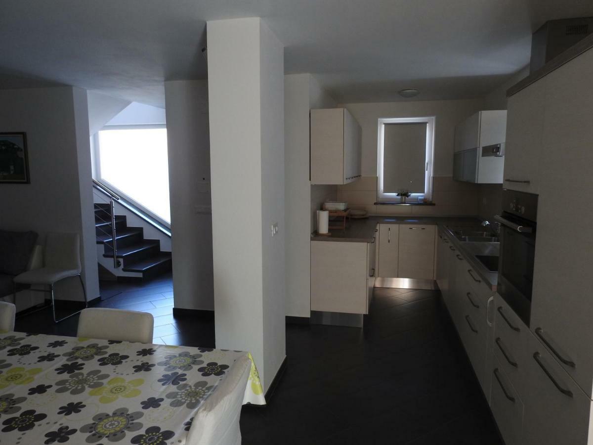 Pocitniska Hisa Guest House Dobravlje ภายนอก รูปภาพ