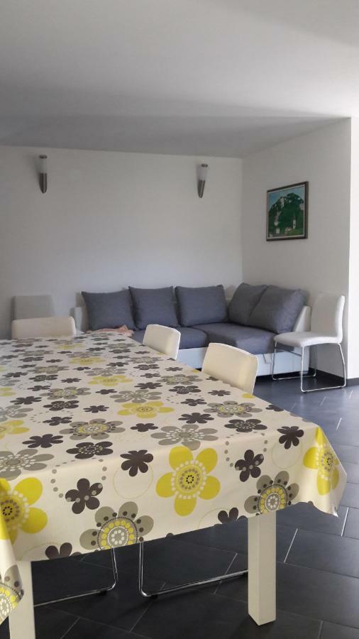 Pocitniska Hisa Guest House Dobravlje ภายนอก รูปภาพ