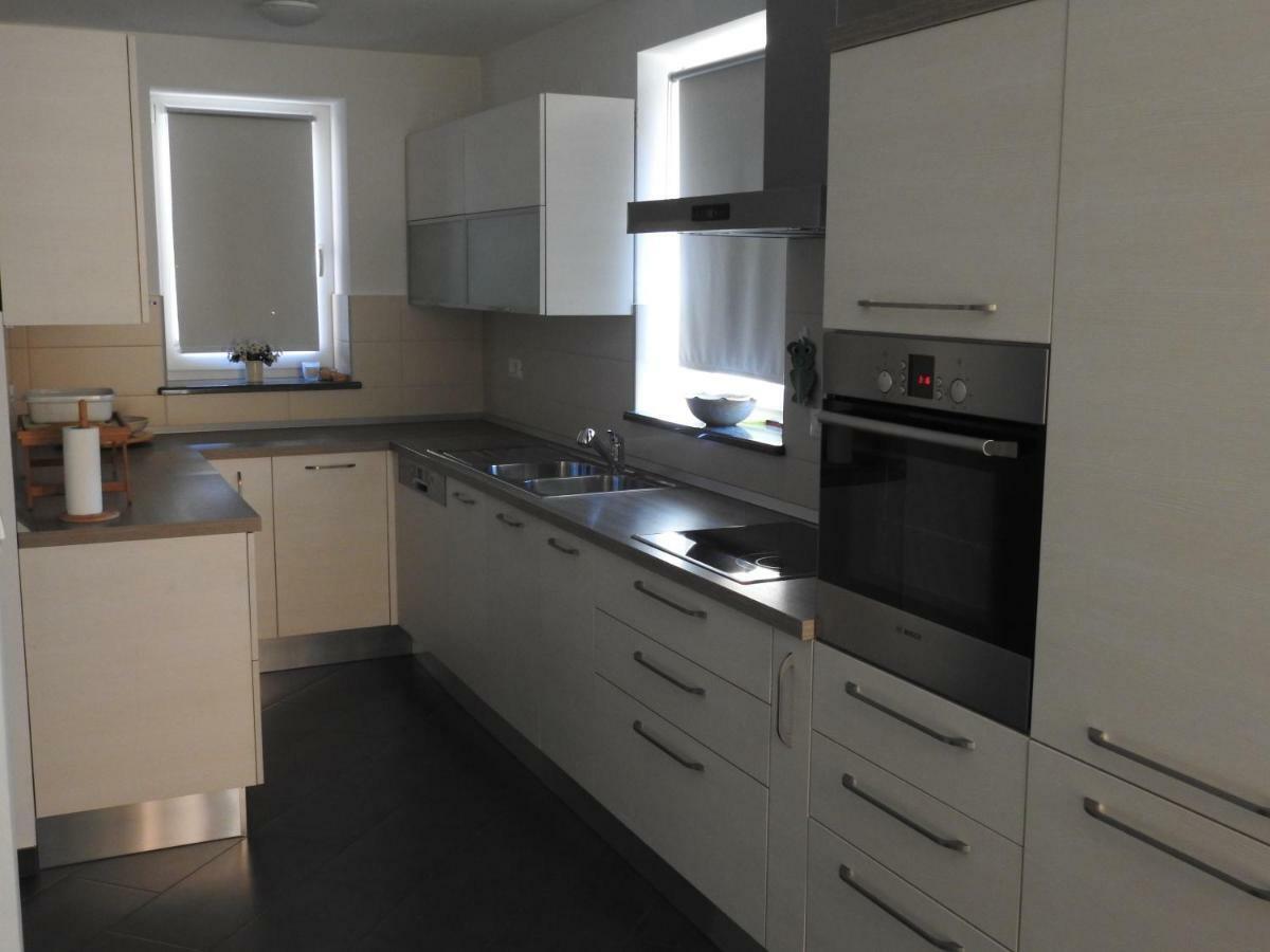 Pocitniska Hisa Guest House Dobravlje ภายนอก รูปภาพ