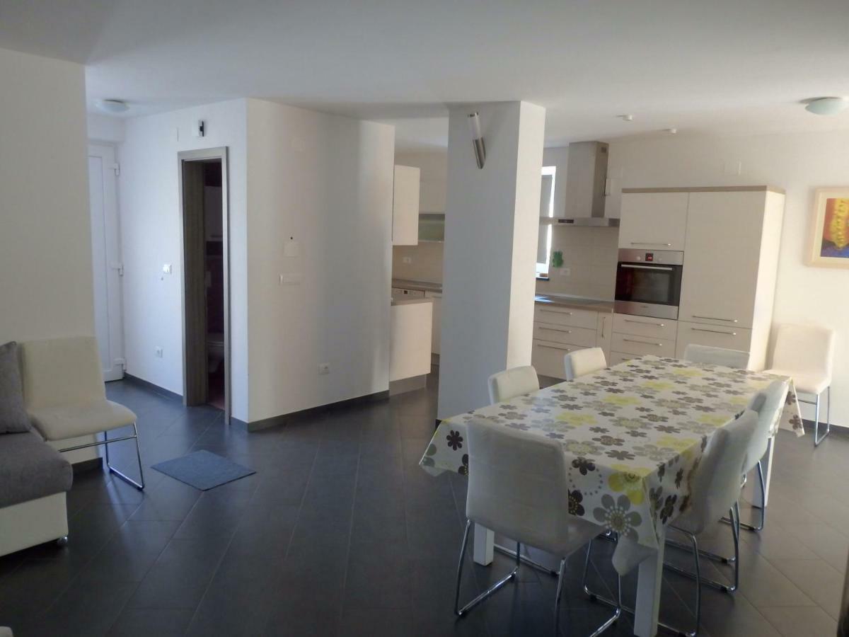 Pocitniska Hisa Guest House Dobravlje ภายนอก รูปภาพ
